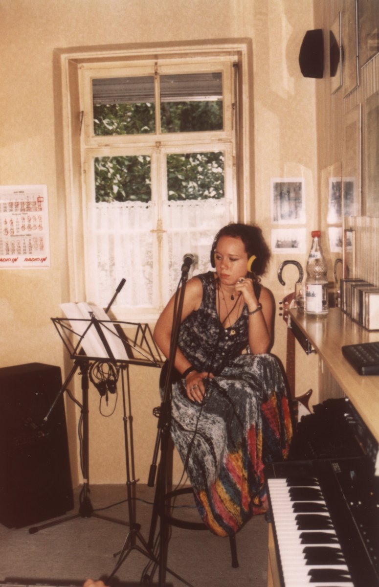 Hilde_IN_Session-1994_4_Small.jpg - 137925 Bytes